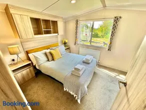 272 Wilksworth Caravan Park - Two Bedroom - Pool Access - Image 5