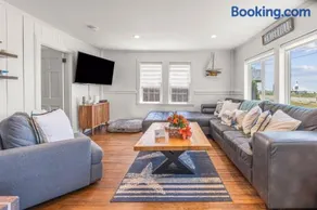 Spacious FamilyOceanfront 6BR Across Craigville Beach - Image 2