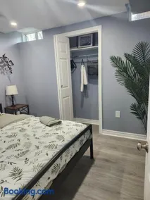 King Bedroom Stylish Unit with Seperate entrance - Image 2