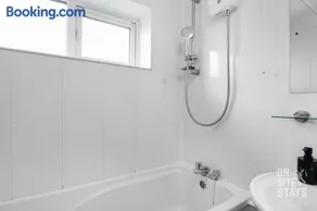 Contractors 4 Bed with Parking - Image 2