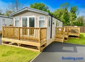 Lakefront Lodge 5 Star Country Park Private Fishing FREE Parking S - Image 5