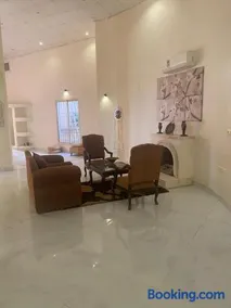 شاليه هاوس مون الفاخر ست غرف نوم ماستر مع ثلاث صالات واسعة - Image 5