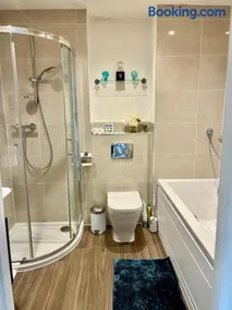 Deluxe Double Bedroom in Wokingham - Image 3