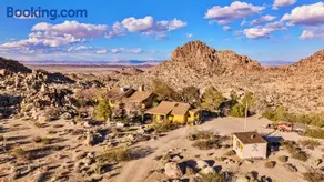 Joshua Tree Oasis I Desert retreat with hot tub, BBQ & backyard trail access - Image 1