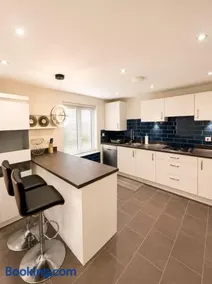 Elegant 4 Bedroom House Sleeps 8 Private Garden - Image 5