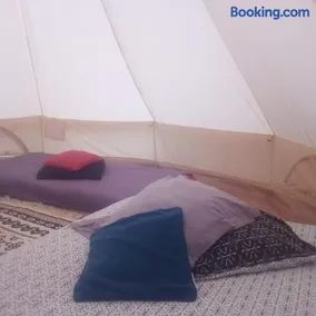 Tente Tipi en plein cœur d'une forêt - Image 5