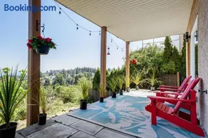 Ravenwood Stay With Ocean View - Image 1
