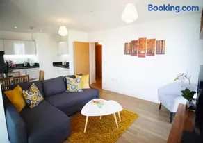 Spacious 2BR 2BA Apartment with Balcony & Free Parking - Near ExCeL & City Airport - Image 2