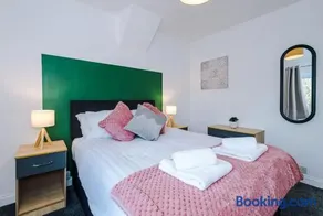 Charming and Modern 3BR Home Steps Away From City Center - Image 3