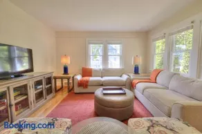 Charming 4 Bedroom Cottage w/Screen Porch - Walk To Beach & Town - Image 3