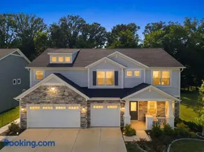 Luxury 5BR Estate Backyard Jacuzzi Gazebo & Outdoor Kitchen - Image 3