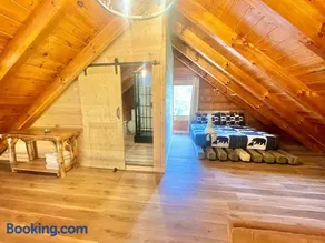 Modern lake side nest• HOTUB Fenced YARD king beds - Image 2