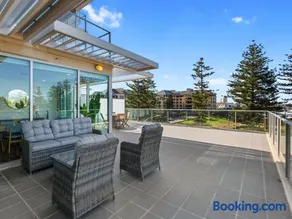 Stylish 2-Bed with Terrace, 3-min Walk to Beach - Image 1