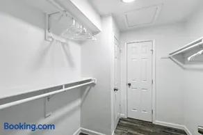 10 mins from downtown Dallas pool & gym - Image 2