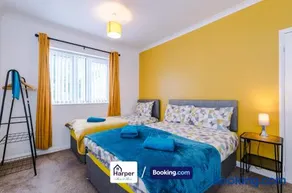 Modern 4-BR Home Sleeps 10 Ideal for Families Contractors & Groups - Image 2