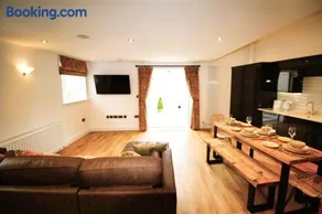 Sleeps 4 - Town Centre - Very High End Renovation - Private Garden - Close to Train Station - Fast Wifi - Image 5