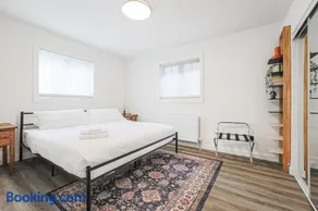 Downtown Oasis-2BR-Spa Bath-Pet Friendly, Free Parking - Image 5