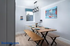Large newly refurbished modern house, part sea views, south facing garden, parking - Image 4