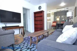 LOCATION LIFESTYLE CONVENIENCE! WIFI NETFLIX WINE - Image 2