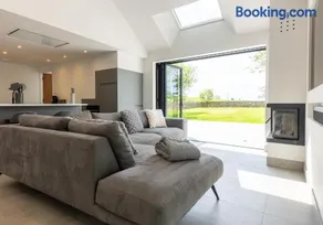 Perfect Family Retreat with Hot Tub, Nr the Lakes - Image 4