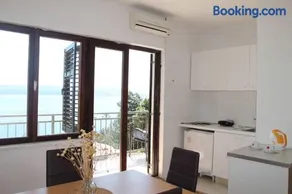 Entire home with a swimming pool for 12 in Marusici - Image 2