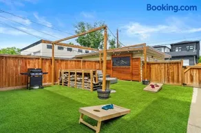Urban Hideaway Walk to Shops 3BR 8px - Image 2