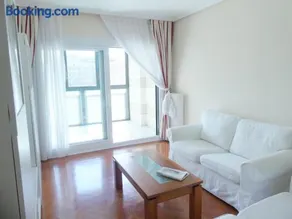 Apartamento luminoso, funcional y amplio en zona hospitalaria - Image 2
