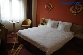 Mari Vila Hotel - Image 2