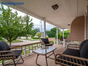 Entire Duplex w Historic District and Sleeps 12 - Image 4