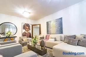 CASA CONFORTÁVEL, 5 SUITES e 1 QUARTO - Image 1