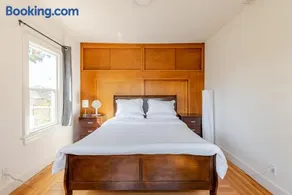 Cozy 5-Bedroom House, Perfect for Family and Work Groups - Image 3