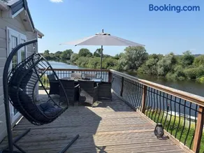 Riverside Lodge, with Hot tub on The River Severn - Image 1