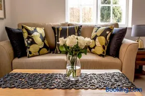 Little George, Henley-in-Arden Luxury Apartment with Private Parking - Image 3