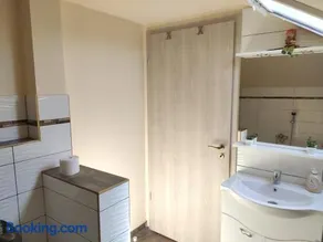 Comfy Attic Near the Airport - Full - Image 5