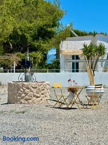 Unique Beachfront Cottage House - Private Garden - Image 4