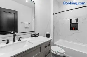 2 Living Room Suites Rooftop Perfect For Groups Hotel - Image 1