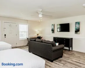 103 Queen ADA & Pet Friendly Suite, 1st Floor Sundown - Image 3