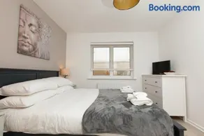 Stylish Seaside Stay – Brighton Marina Views - Image 3
