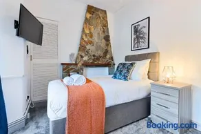 4 Bed - City Centre - TVs in Every Room - Contractors - Image 3