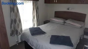 Modern 3 bedroom lodge at Avonvale Holiday Lodges - Image 4