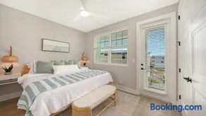 Luxury Waterfront Villa Home with Private Dock and Pool Manatee Cove at Hunters Point - Image 2