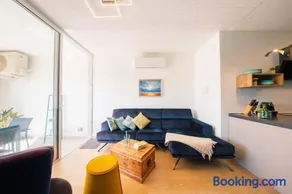 Glamorous Apartment with Panoramic Green Views - Image 4