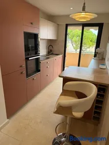 Beautiful two-room apartment with sea and mountain views - Image 3
