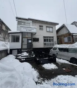 Satsuki Lodge Luxury Lodge Sleeps 14 Walk to Lifts - Image 1