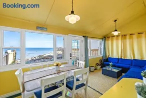 Crystal Beach Stunning Waterfront Stay with Fire Pit - Image 1