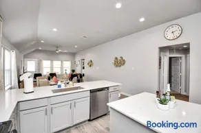 Elegant Exquisite 4Bedroom Home in Katy with High speed WiFi - Image 2