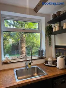 Luxury Oriental Home with Exotic Garden & Free Parking - Image 2