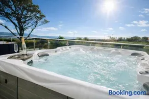 Devon House Hot Tub Sea Views & Family Fun - Image 3
