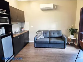 Regal Estate Guest Cottage - Image 2