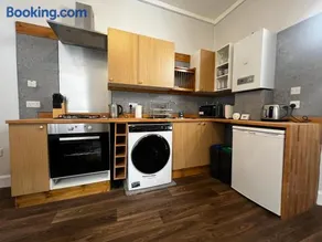 Ground Floor City Centre Apartment - Sky Sports & TNT Sports - Superfast WiFi - 2pm Check in - Long Stays Welcome - Image 4